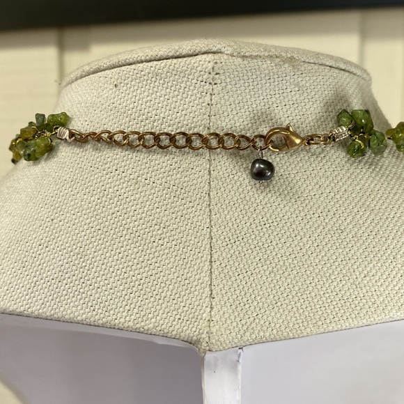 Dyed cultured freshwater Pearl and peridot chip necklace - Picture 6 of 11